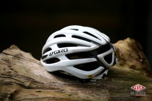 gallery Comparatif casques : Giro Foray contre Met Strale