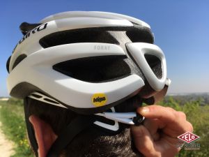 gallery Comparatif casques : Giro Foray contre Met Strale